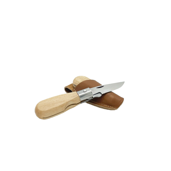 Couteau multi-usage posé sur un autre couteau avec son étui